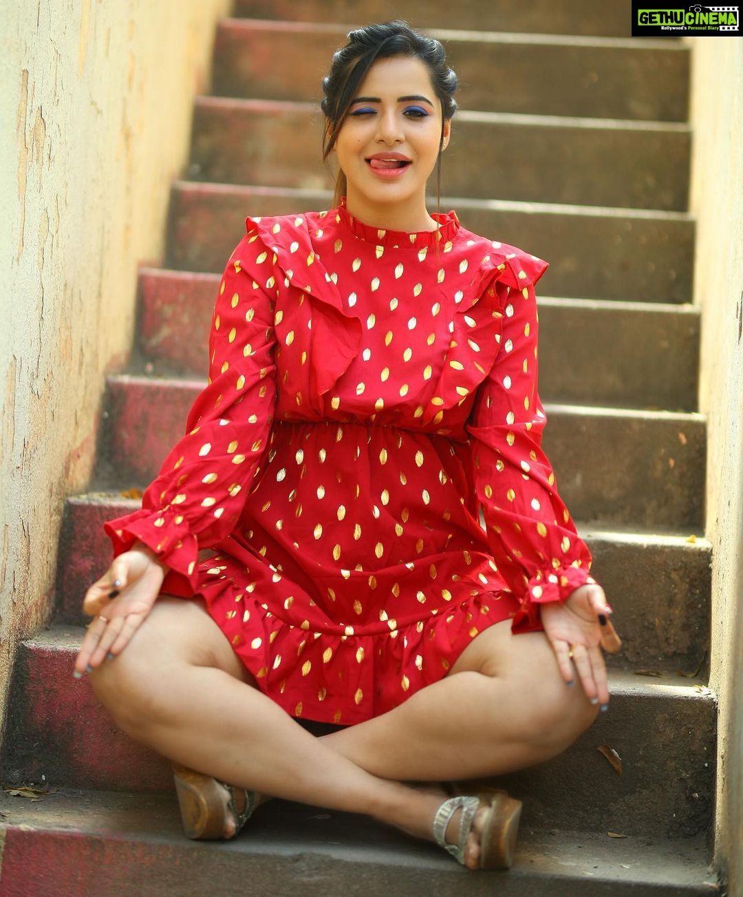 Ashu Reddy Instagram - Nacho chango rey!👻😅👹 #ashureddy #photoeveryday @hairstylistravi @naveen_photography_official 🦀❤️