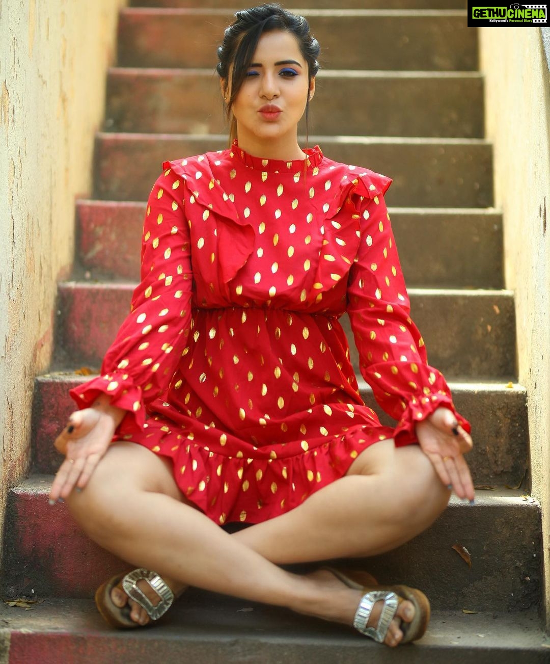 Ashu Reddy Instagram - Nacho chango rey!👻😅👹 #ashureddy #photoeveryday @hairstylistravi @naveen_photography_official 🦀❤️