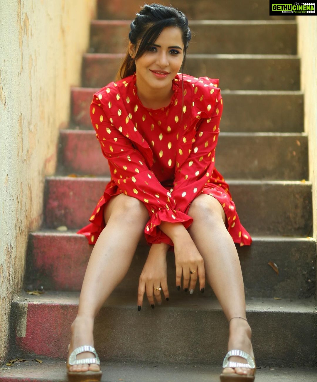 Ashu Reddy Instagram - Nacho chango rey!👻😅👹 #ashureddy #photoeveryday @hairstylistravi @naveen_photography_official 🦀❤️