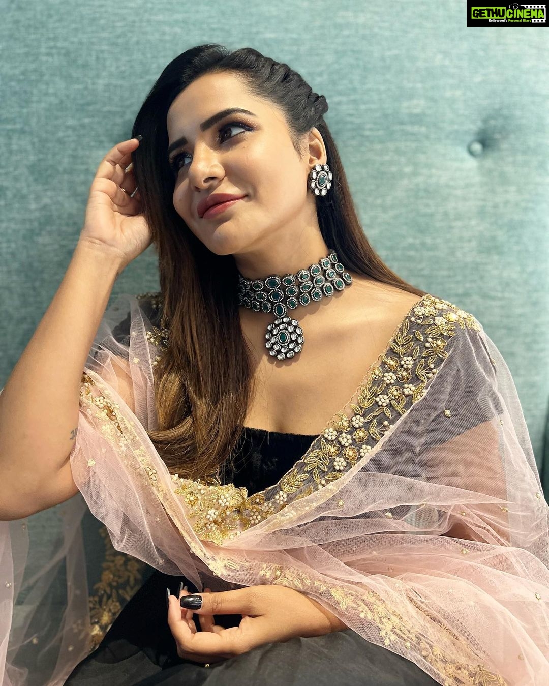 Ashu Reddy Instagram - For an event today✈️❤️ wearing @petalsbyswathi !!👁♥️ @swathi_savya #ashureddy #rajamundry #workhardshopharder 😛 #thankfulalways Rajahmundry