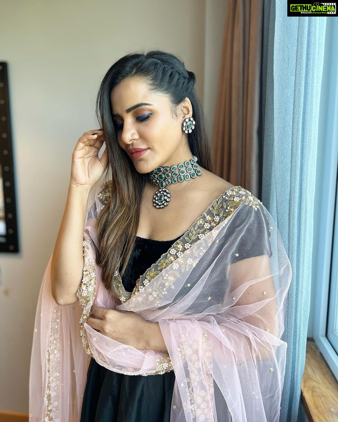 Ashu Reddy Instagram - For an event today✈️❤️ wearing @petalsbyswathi !!👁♥️ @swathi_savya #ashureddy #rajamundry #workhardshopharder 😛 #thankfulalways Rajahmundry