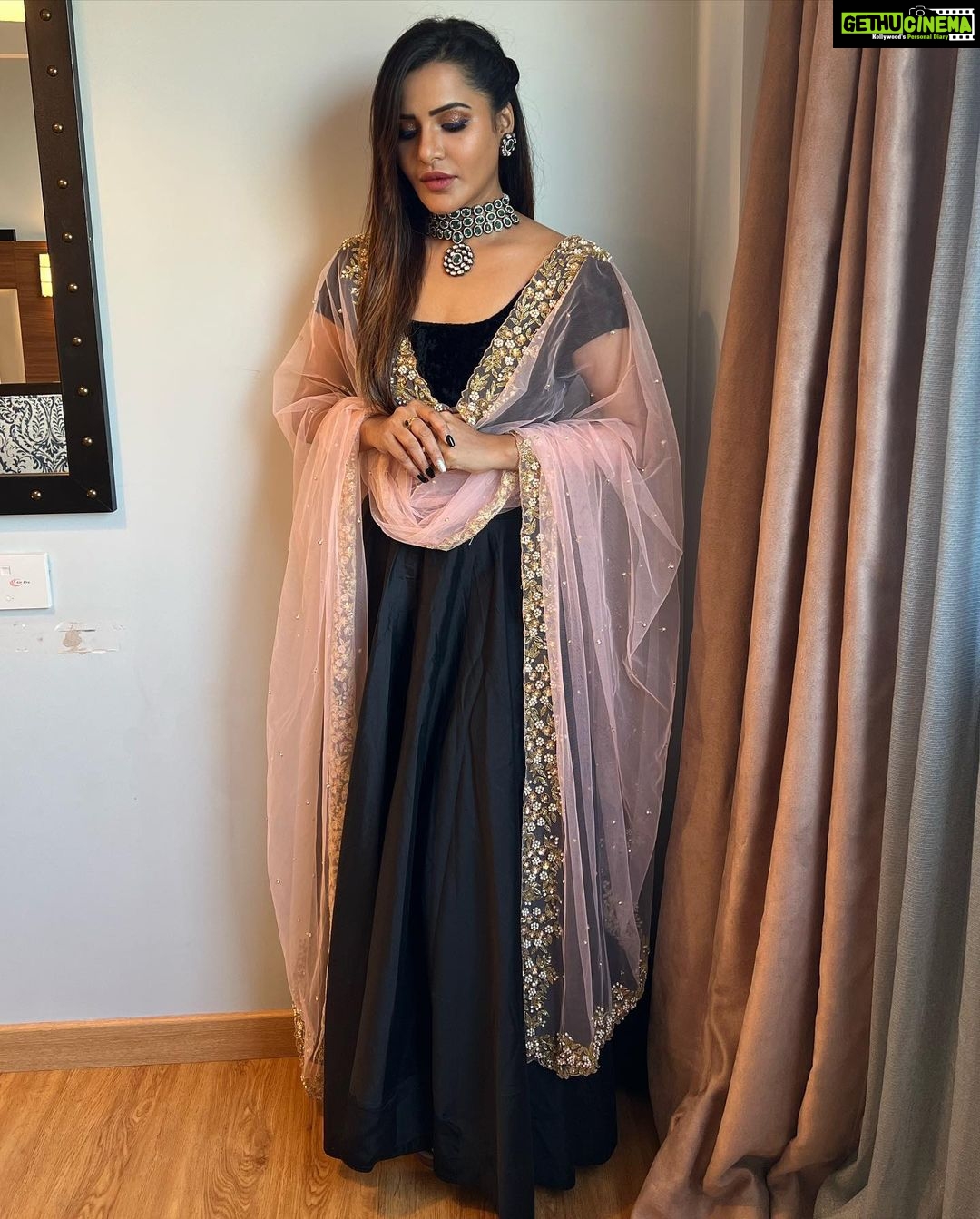 Ashu Reddy Instagram - For an event today✈️❤️ wearing @petalsbyswathi !!👁♥️ @swathi_savya #ashureddy #rajamundry #workhardshopharder 😛 #thankfulalways Rajahmundry