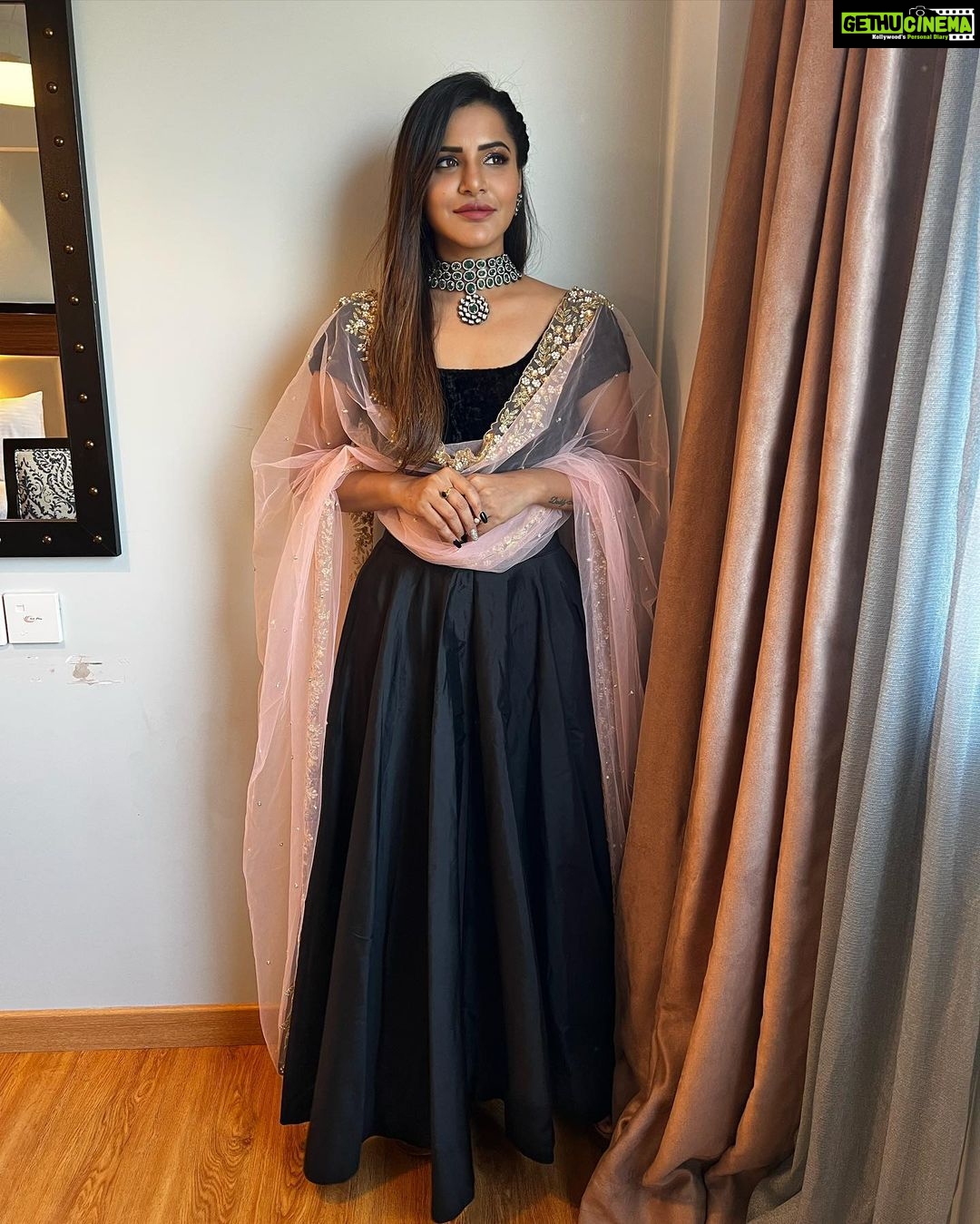 Ashu Reddy Instagram - For an event today✈️❤️ wearing @petalsbyswathi !!👁♥️ @swathi_savya #ashureddy #rajamundry #workhardshopharder 😛 #thankfulalways Rajahmundry