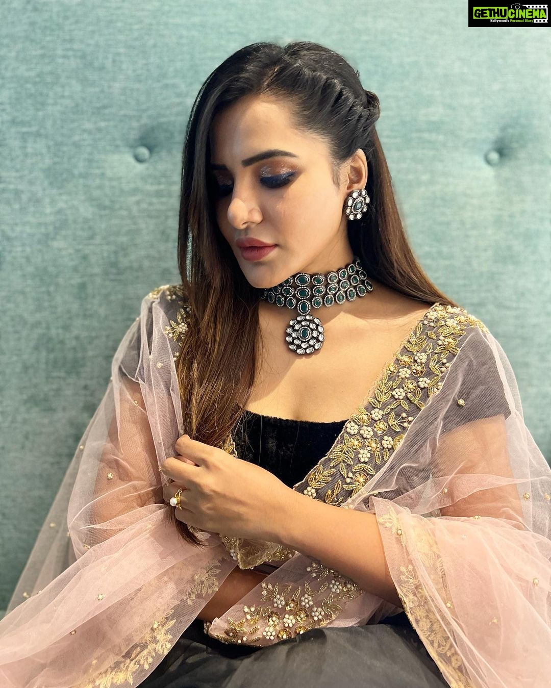Ashu Reddy Instagram - For an event today✈️❤️ wearing @petalsbyswathi !!👁♥️ @swathi_savya #ashureddy #rajamundry #workhardshopharder 😛 #thankfulalways Rajahmundry