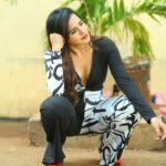 Ashu Reddy Instagram - Ways of sittings!! 😂😂 what do you think 🤔 #ashureddy #creativeposes 😛@naveen_photography_official @hairstylistravi 👹👻