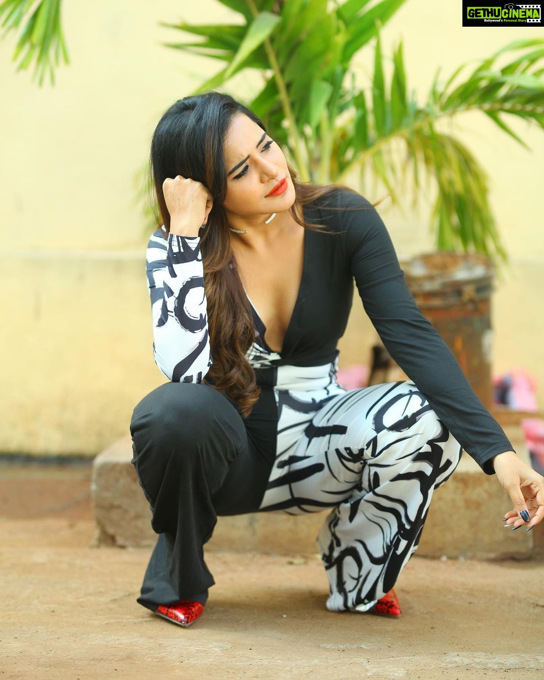 Ashu Reddy Instagram - Ways of sittings!! 😂😂 what do you think 🤔 #ashureddy #creativeposes 😛@naveen_photography_official @hairstylistravi 👹👻