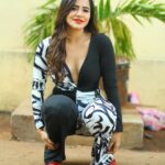 Ashu Reddy Instagram - Ways of sittings!! 😂😂 what do you think 🤔 #ashureddy #creativeposes 😛@naveen_photography_official @hairstylistravi 👹👻
