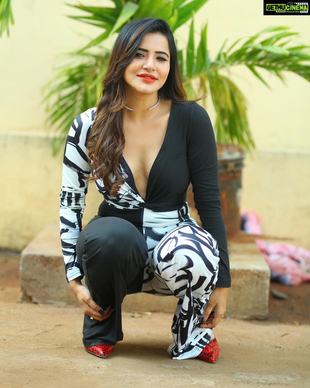 Ashu Reddy Instagram - Ways of sittings!! 😂😂 what do you think 🤔 #ashureddy #creativeposes 😛@naveen_photography_official @hairstylistravi 👹👻