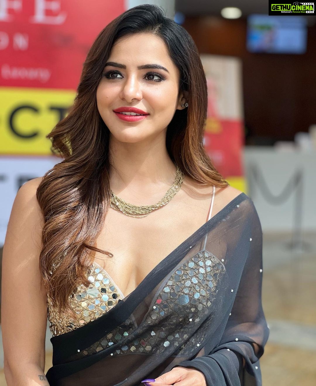 Ashu Reddy Instagram - Black saree is always a high 🌹🌟 #ashureddy #sareefeels #inauguration #hilifeexhibition ☘️