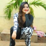 Ashu Reddy Instagram - Ways of sittings!! 😂😂 what do you think 🤔 #ashureddy #creativeposes 😛@naveen_photography_official @hairstylistravi 👹👻