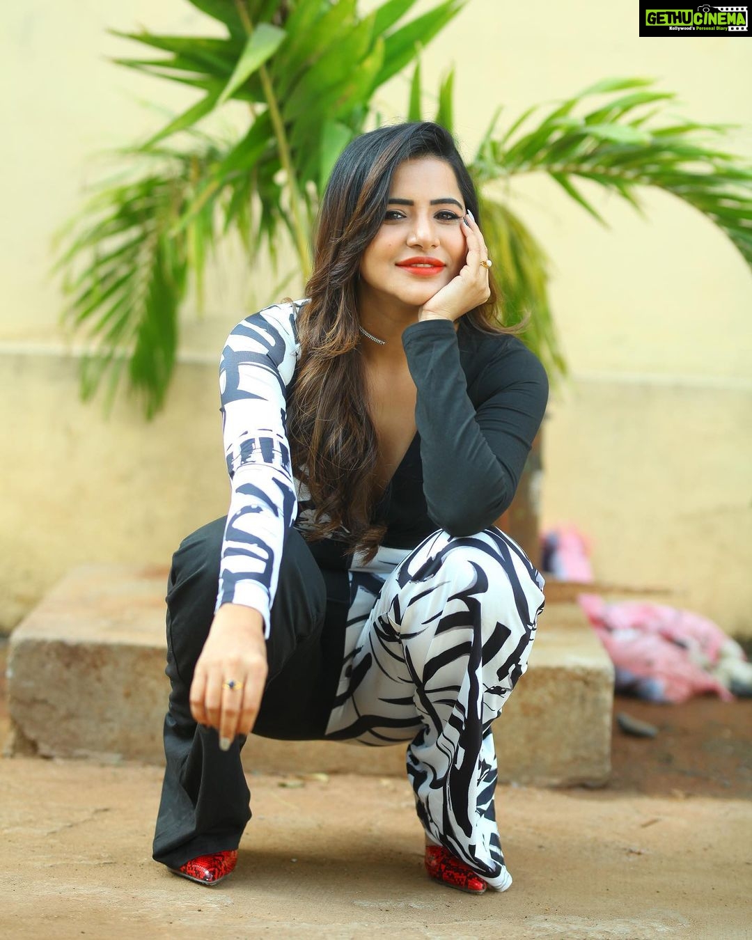 Ashu Reddy Instagram - Ways of sittings!! 😂😂 what do you think 🤔 #ashureddy #creativeposes 😛@naveen_photography_official @hairstylistravi 👹👻