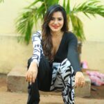 Ashu Reddy Instagram - Ways of sittings!! 😂😂 what do you think 🤔 #ashureddy #creativeposes 😛@naveen_photography_official @hairstylistravi 👹👻