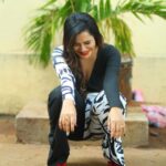 Ashu Reddy Instagram - Ways of sittings!! 😂😂 what do you think 🤔 #ashureddy #creativeposes 😛@naveen_photography_official @hairstylistravi 👹👻