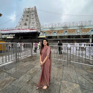 Ashu Reddy Instagram - Happy New Year everyone!! ♥️ Surround yourself with positive vibes always this year!! #ashureddy #templevibes #tirupati #newyear2022