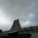 Ashu Reddy Instagram - Happy New Year everyone!! ♥️ Surround yourself with positive vibes always this year!! #ashureddy #templevibes #tirupati #newyear2022 Tirupati