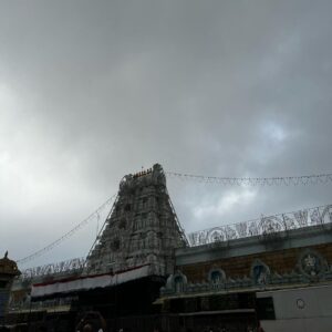 Ashu Reddy Instagram - Happy New Year everyone!! ♥️ Surround yourself with positive vibes always this year!! #ashureddy #templevibes #tirupati #newyear2022