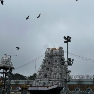 Ashu Reddy Instagram - Happy New Year everyone!! ♥️ Surround yourself with positive vibes always this year!! #ashureddy #templevibes #tirupati #newyear2022
