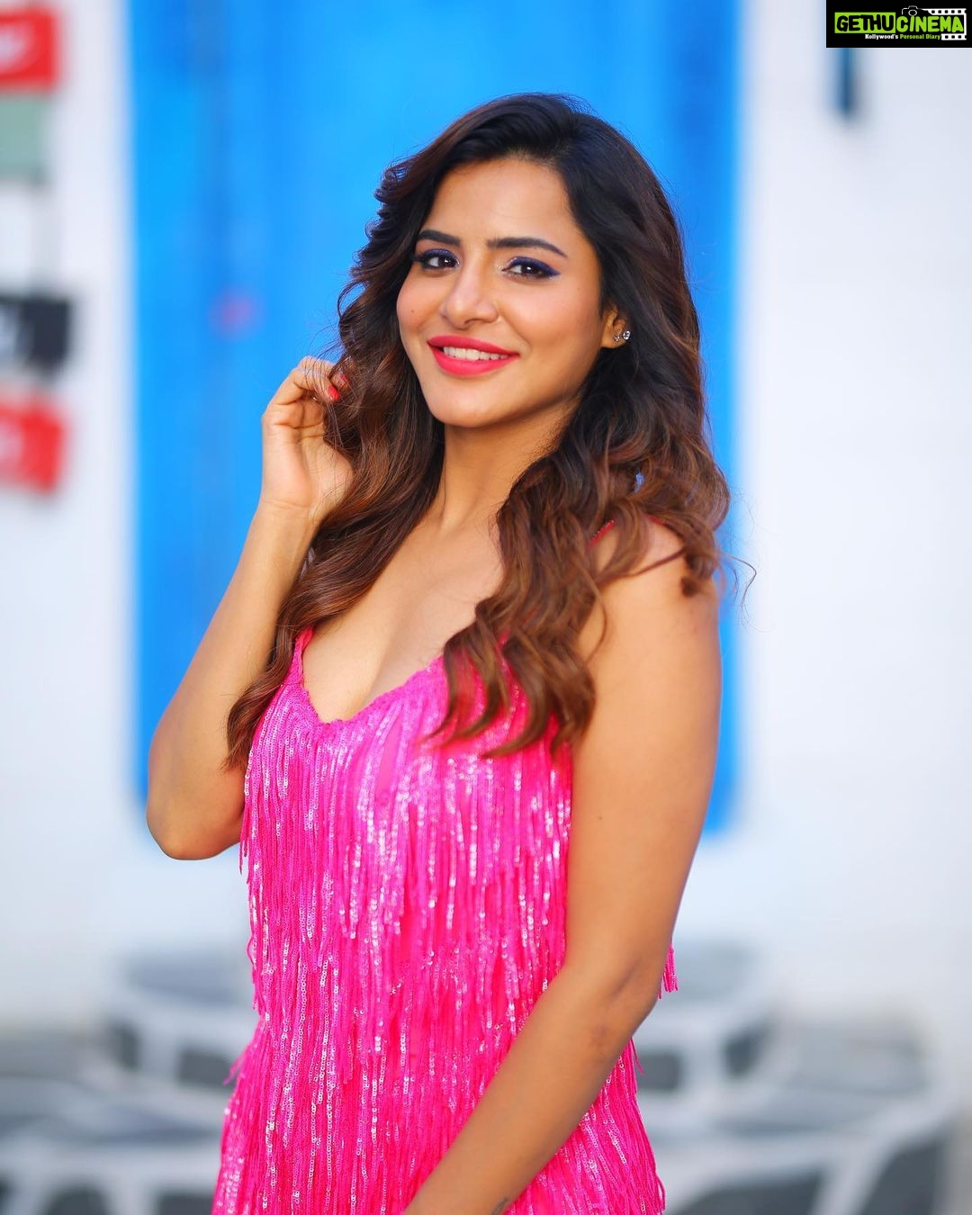 Ashu Reddy Instagram - Pinky promise 💕 #ashureddy #feelmylove