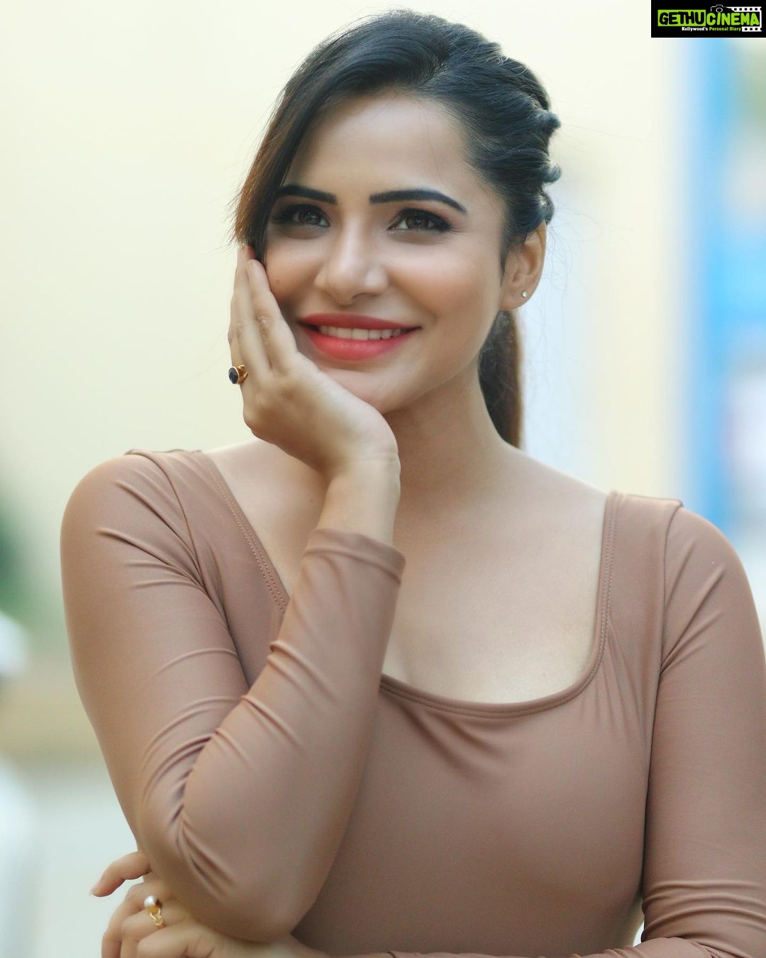 Ashu Reddy Instagram - Let me rest in your eyes for a lifetime!🔥♥️🧨 #ashureddy #photooftheday #photoeveryday #weekendvibes 👹 @naveen_photography_official
