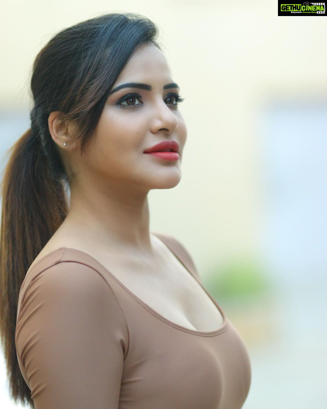 Ashu Reddy Instagram - Let me rest in your eyes for a lifetime!🔥♥️🧨 #ashureddy #photooftheday #photoeveryday #weekendvibes 👹 @naveen_photography_official