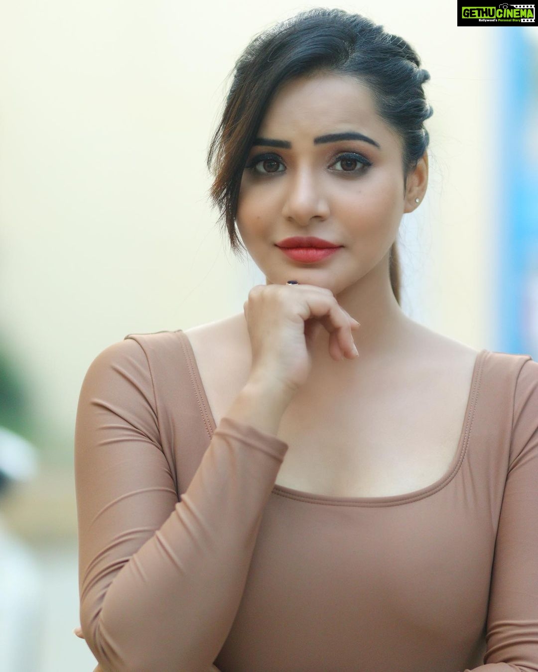 Ashu Reddy Instagram - Let me rest in your eyes for a lifetime!🔥♥️🧨 #ashureddy #photooftheday #photoeveryday #weekendvibes 👹 @naveen_photography_official
