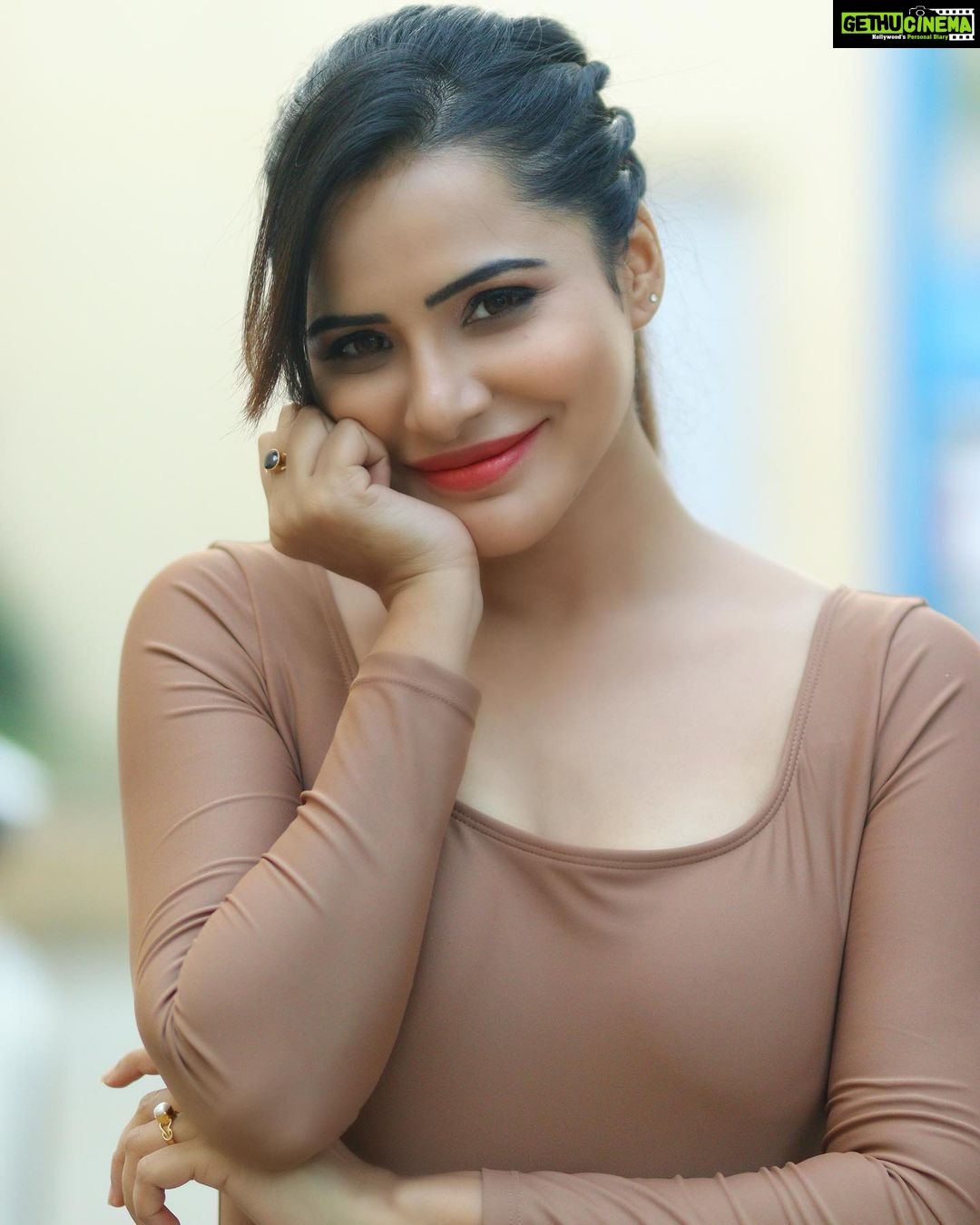 Ashu Reddy Instagram - Let me rest in your eyes for a lifetime!🔥♥️🧨 #ashureddy #photooftheday #photoeveryday #weekendvibes 👹 @naveen_photography_official