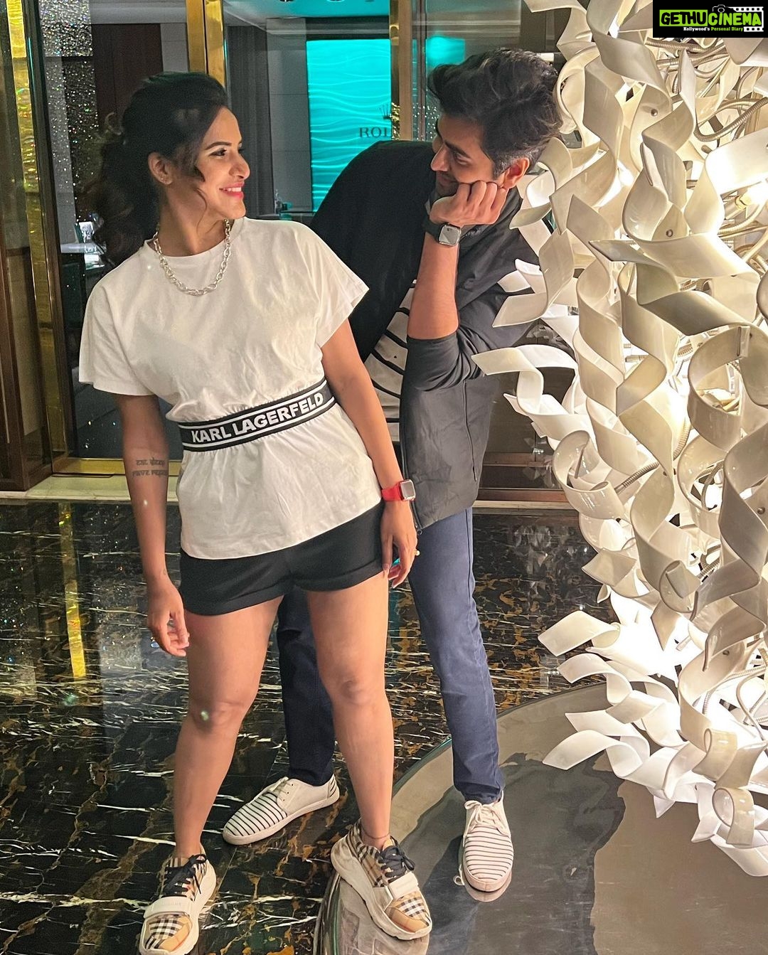 Ashu Reddy Instagram - "MINE" has a meaning in my life. but THESE people are the double meaning ππβ₯οΈ ..!! @sipligunjrahul @jaswanth_jessie @iam_bhanusri π #ashureddy #friendshipgoals #dinnernights