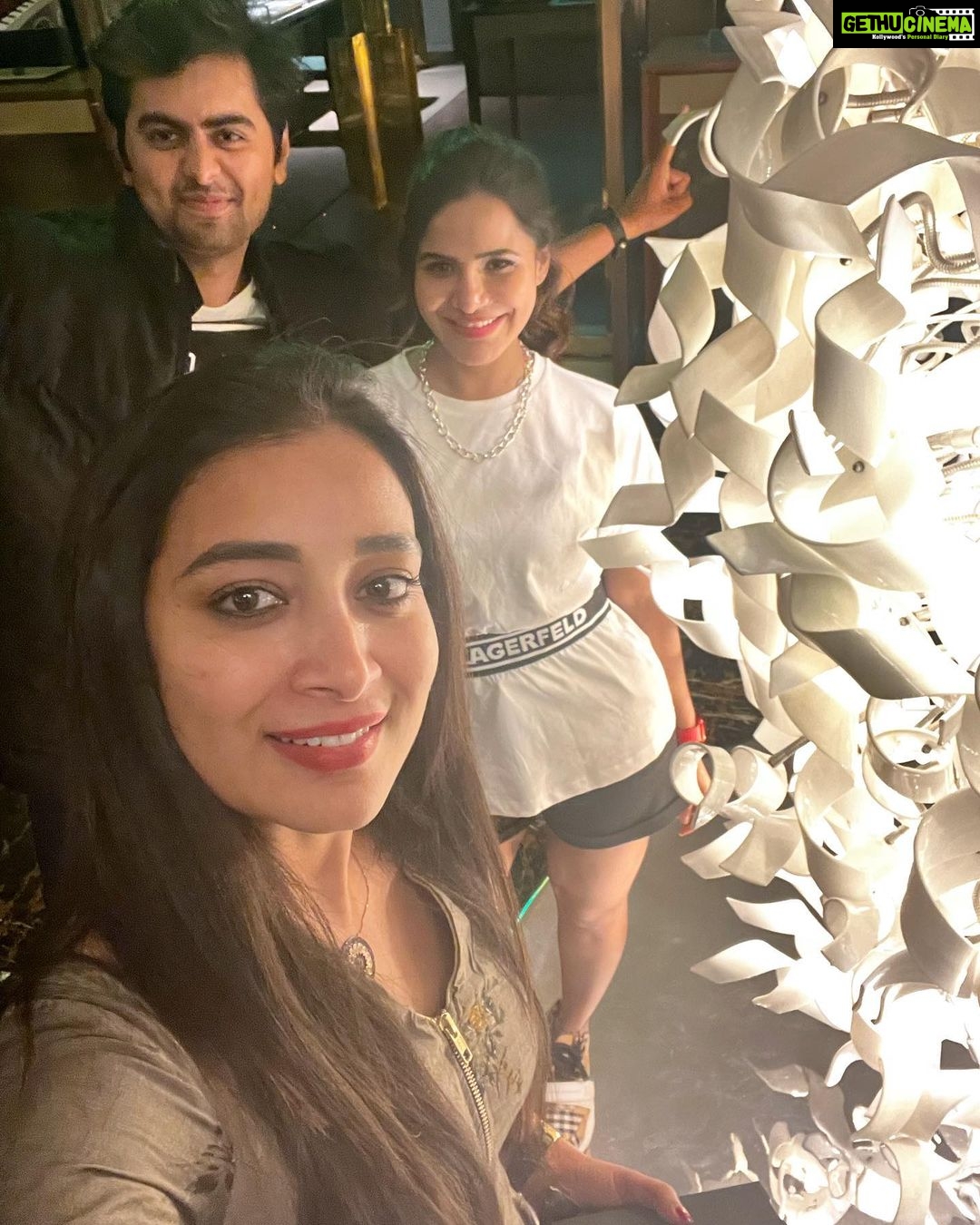 Ashu Reddy Instagram - "MINE" has a meaning in my life. but THESE people are the double meaning ππβ₯οΈ ..!! @sipligunjrahul @jaswanth_jessie @iam_bhanusri π #ashureddy #friendshipgoals #dinnernights