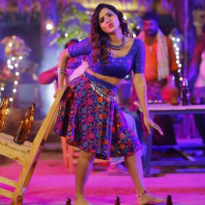 Ashu Reddy Instagram - A TRIBUTE TO SAMANTHA..!! 😍♥️ Coming soon, I'm sure you already guessed the song!! For the first time ever, tried something like this! #ashureddy #tributetosam #albumsong 

Make over by @celebritysecretsindia 

Directed by
@w_i_n_od 

Production 
@tree_.house_. 
Styled by
@pravalli_sarma

Choreography 
@_tejaswani_behera_official_ @sudarshan_master_official 

Dop 
@rehanshaik_17