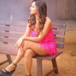 Ashu Reddy Instagram - It's a pink day 💕☀️ #ashureddy #boyfriendforhire #movie #promotions @hairstylistravi @naveen_photography_official 🎉