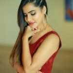 Ashu Reddy Instagram - Our words are closely heard by God, so better pray and not prey. 🙆🏻‍♀️🔥♥️ #ashureddy #godisgood #gratitude #kindnesshelps @naveen_photography_official @hairstylistravi