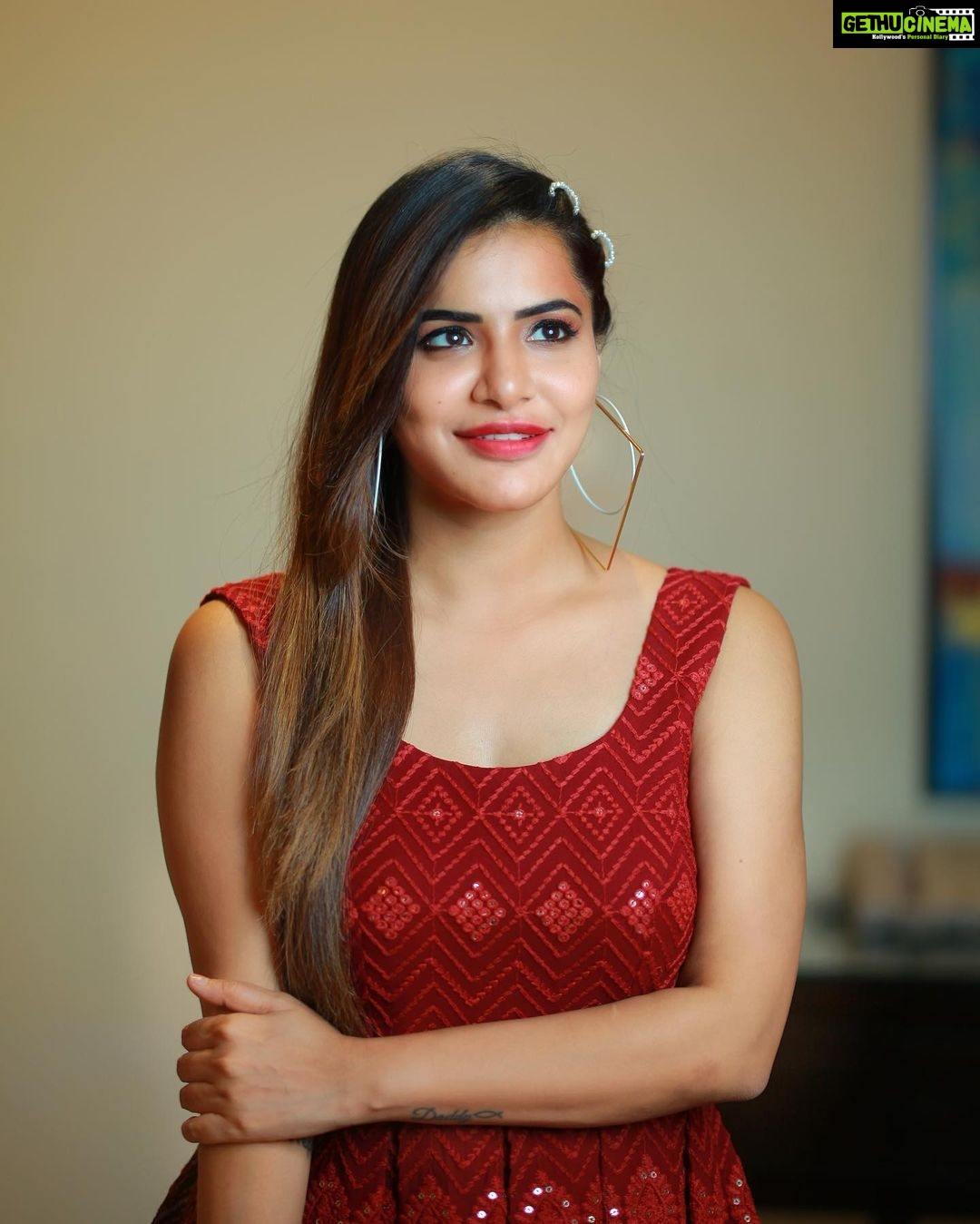 Ashu Reddy Instagram - Our words are closely heard by God, so better pray and not prey. 🙆🏻♀️🔥♥️ #ashureddy #godisgood #gratitude #kindnesshelps @naveen_photography_official @hairstylistravi