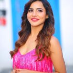 Ashu Reddy Instagram - It's a pink day 💕☀️ #ashureddy #boyfriendforhire #movie #promotions @hairstylistravi @naveen_photography_official 🎉