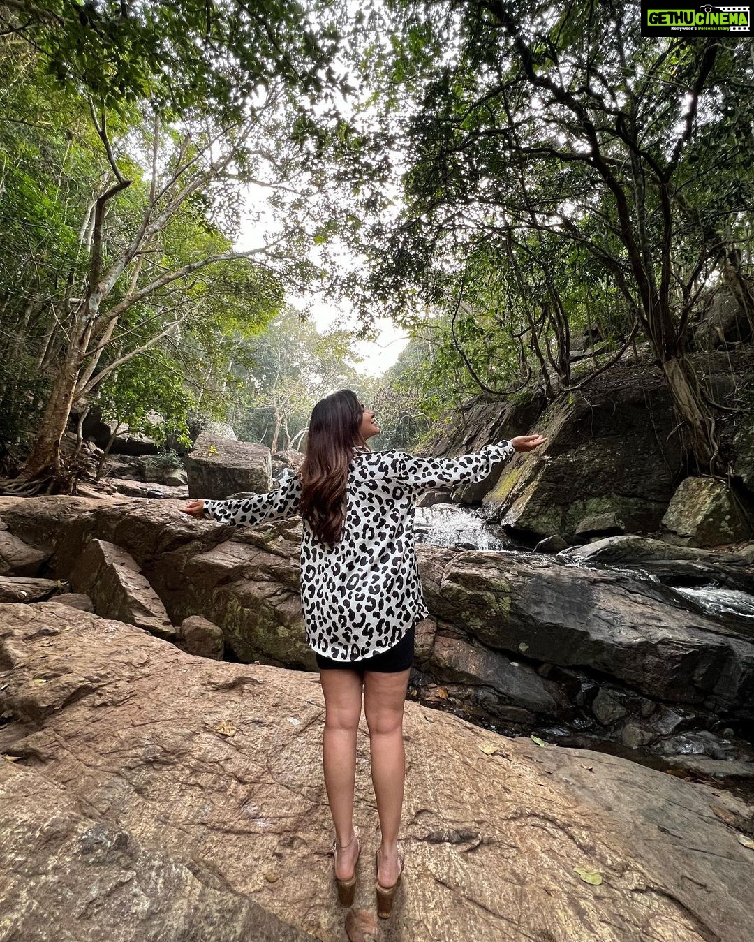 Ashu Reddy Instagram - Travel to work places!! ♥️✈️💯 #getaway #naturetherapy #alonetime 😊☀️ #ashureddysexy
