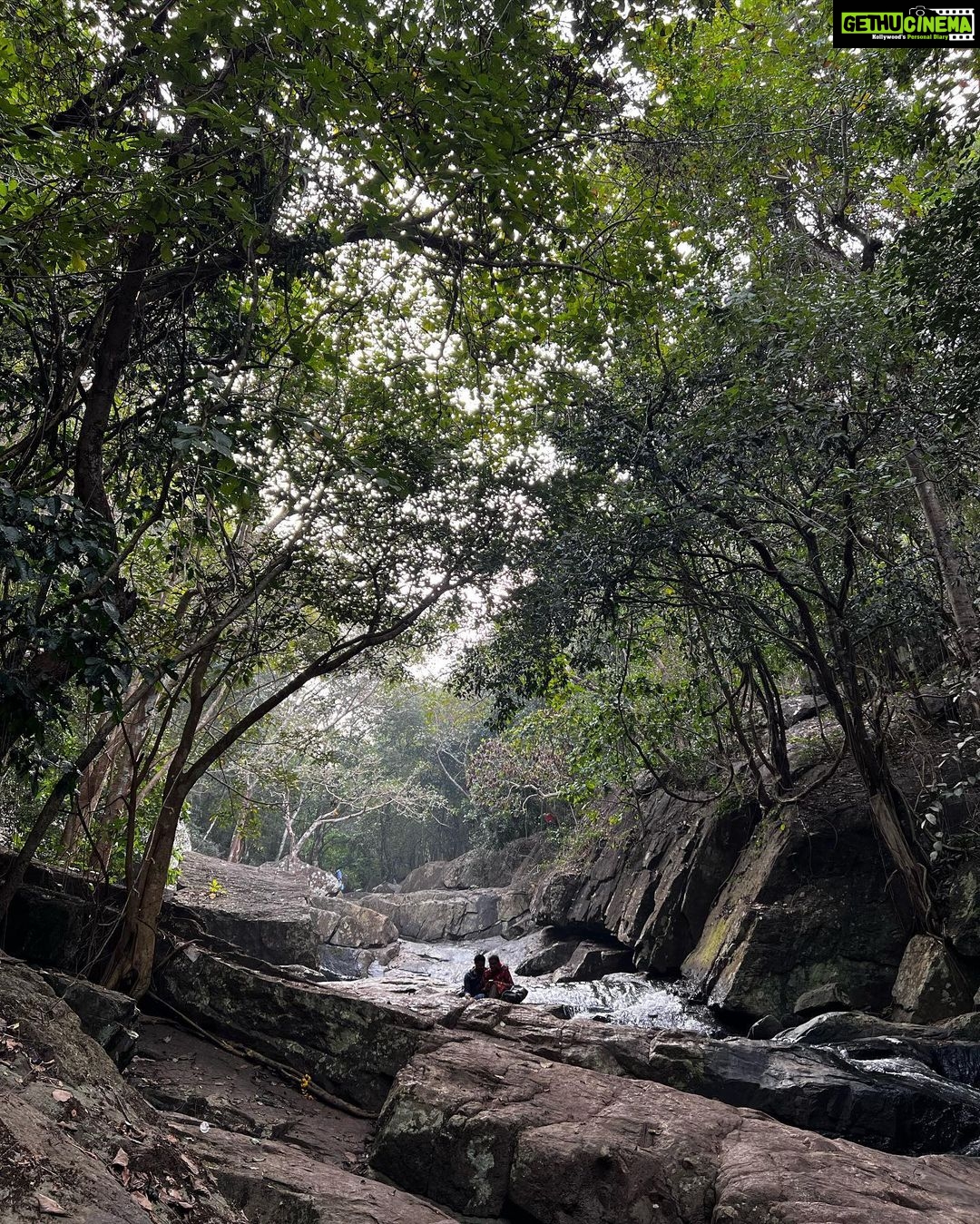 Ashu Reddy Instagram - Travel to work places!! ♥️✈️💯 #getaway #naturetherapy #alonetime 😊☀️ #ashureddysexy