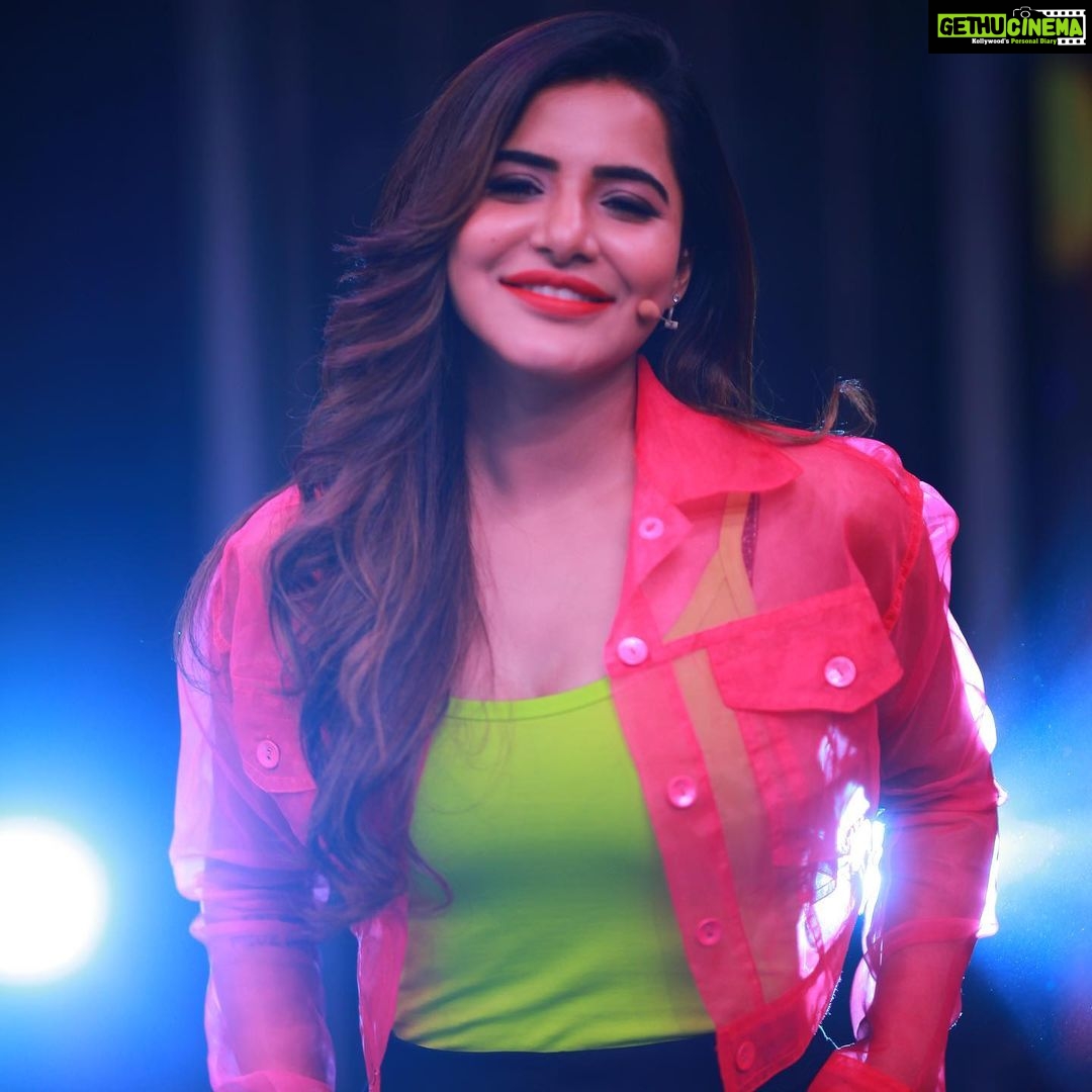 Ashu Reddy Instagram - Sayyy teeeeth!!! 😬 #ashureddy #laughwhenyouhaveteeth #smilealways #bekind #photodump @naveen_photography_official ♥️👹