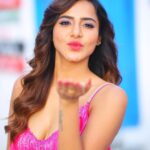 Ashu Reddy Instagram - It's a pink day 💕☀️ #ashureddy #boyfriendforhire #movie #promotions @hairstylistravi @naveen_photography_official 🎉