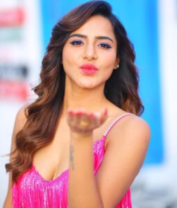 Ashu Reddy Instagram - It's a pink day 💕☀️ #ashureddy #boyfriendforhire #movie #promotions @hairstylistravi @naveen_photography_official 🎉