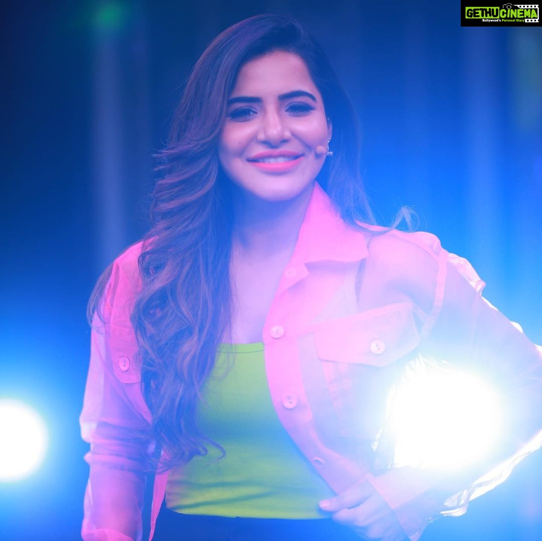 Ashu Reddy Instagram - Sayyy teeeeth!!! 😬 #ashureddy #laughwhenyouhaveteeth #smilealways #bekind #photodump @naveen_photography_official ♥️👹