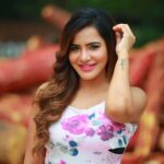 Ashu Reddy Instagram - Sayyy teeeeth!!! 😬 #ashureddy #laughwhenyouhaveteeth #smilealways #bekind #photodump @naveen_photography_official ♥️👹