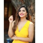 Ashu Reddy Instagram - Sayyy teeeeth!!! 😬 #ashureddy #laughwhenyouhaveteeth #smilealways #bekind #photodump @naveen_photography_official ♥️👹