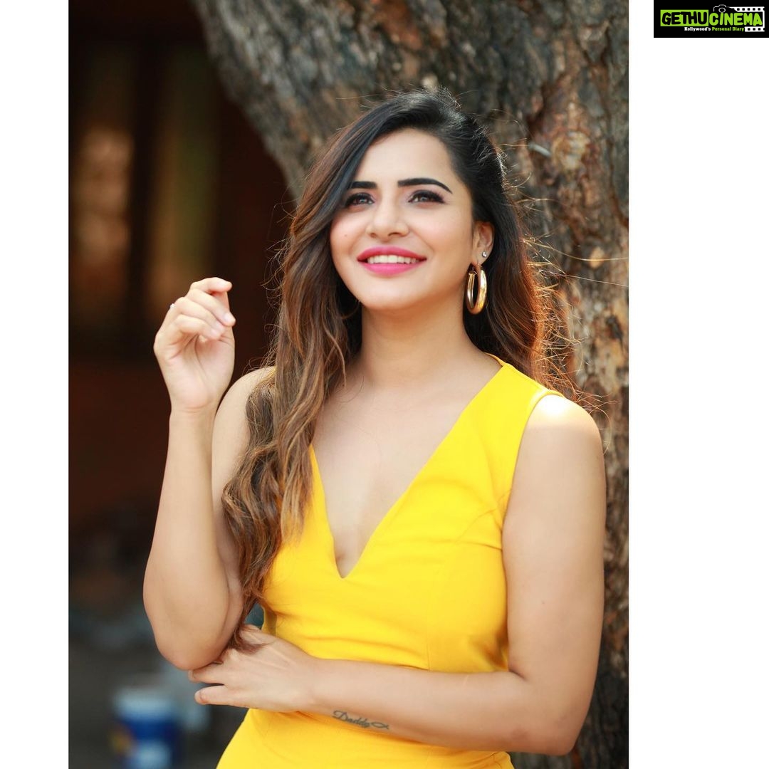Ashu Reddy Instagram - Sayyy teeeeth!!! 😬 #ashureddy #laughwhenyouhaveteeth #smilealways #bekind #photodump @naveen_photography_official ♥️👹