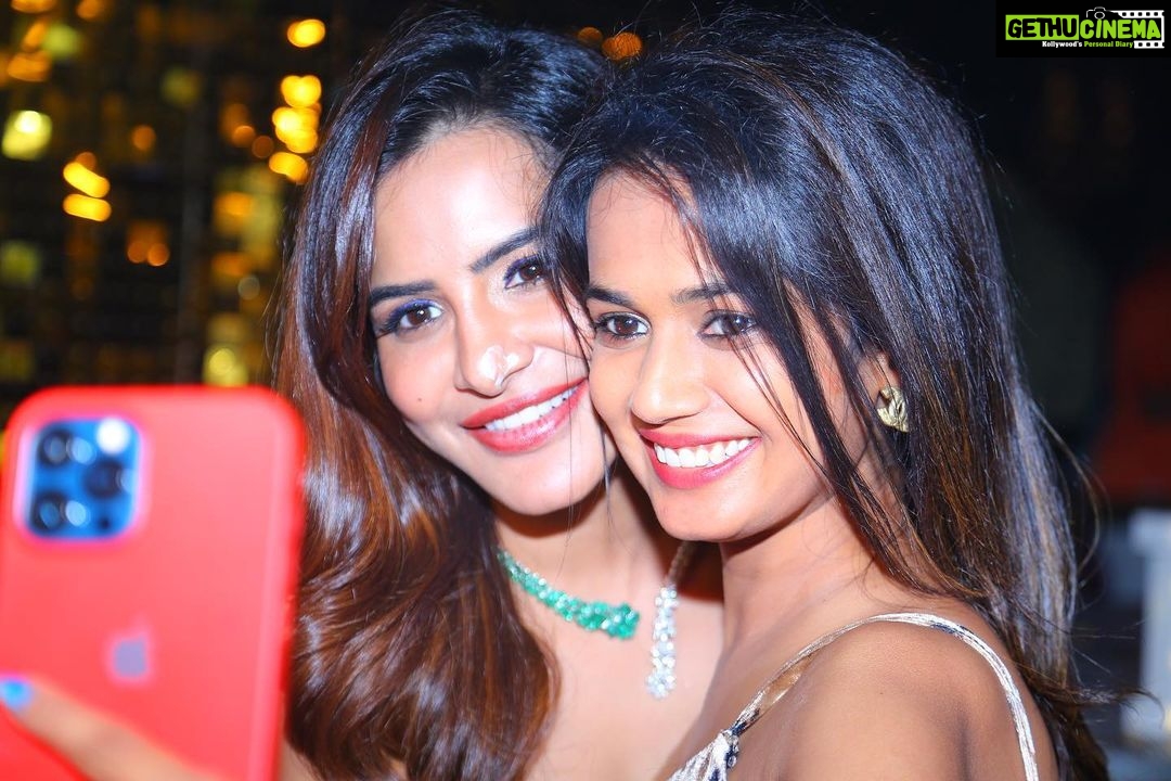 Ashu Reddy Instagram - #AAA ... My heart is so full ♥️ Best Birthday I've ever had..!! 🥳🧿 #ashureddy #birthday2022 #besttimesofmylife #reunion