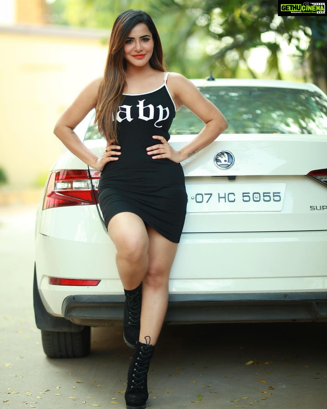 Ashu Reddy Instagram - Bandaids don't fix bullet holes baby!! 🪱💔👹 #ashureddy #photoeveryday #forgiveandforget @naveen_photography_official ♥️