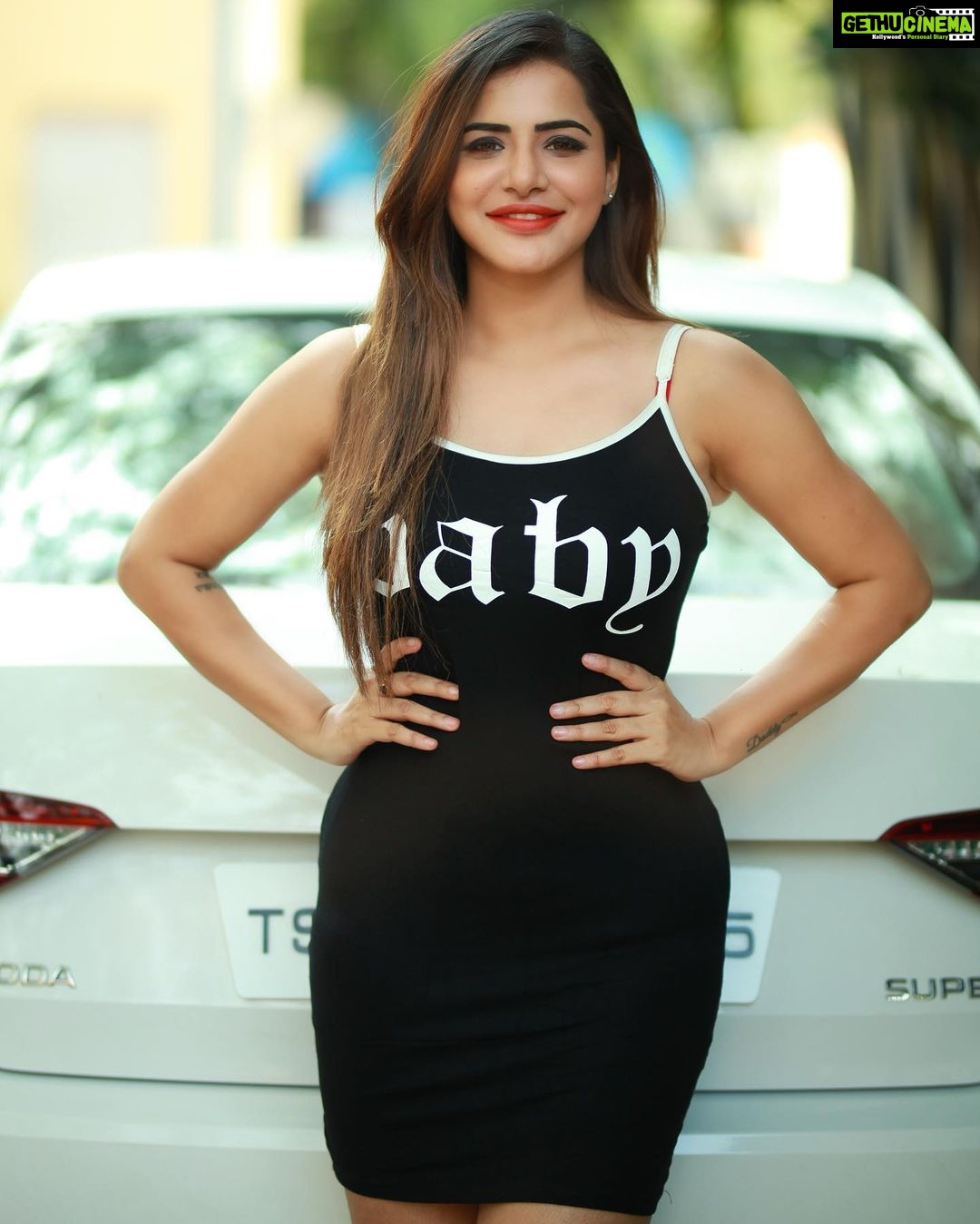 Ashu Reddy Instagram - Bandaids don't fix bullet holes baby!! 🪱💔👹 #ashureddy #photoeveryday #forgiveandforget @naveen_photography_official ♥️