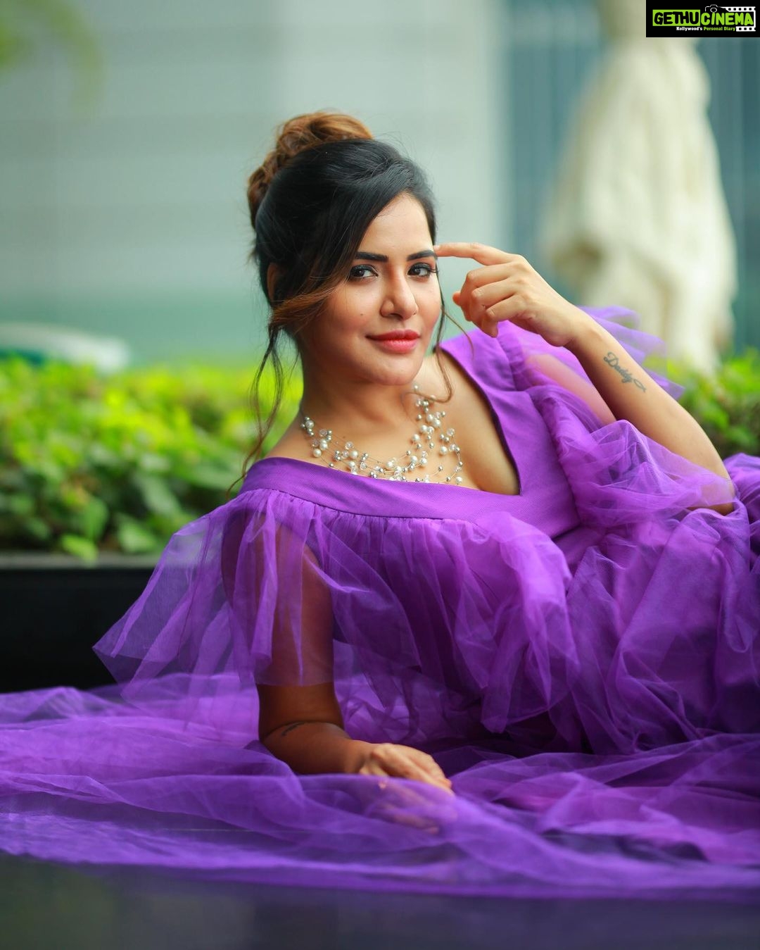 Ashu Reddy Instagram - Ecstatically peaceful 💗🤗 #ashureddy #photooftheday @hairstylistravi @jahnavivarmalabel @naveen_photography_official 👹
