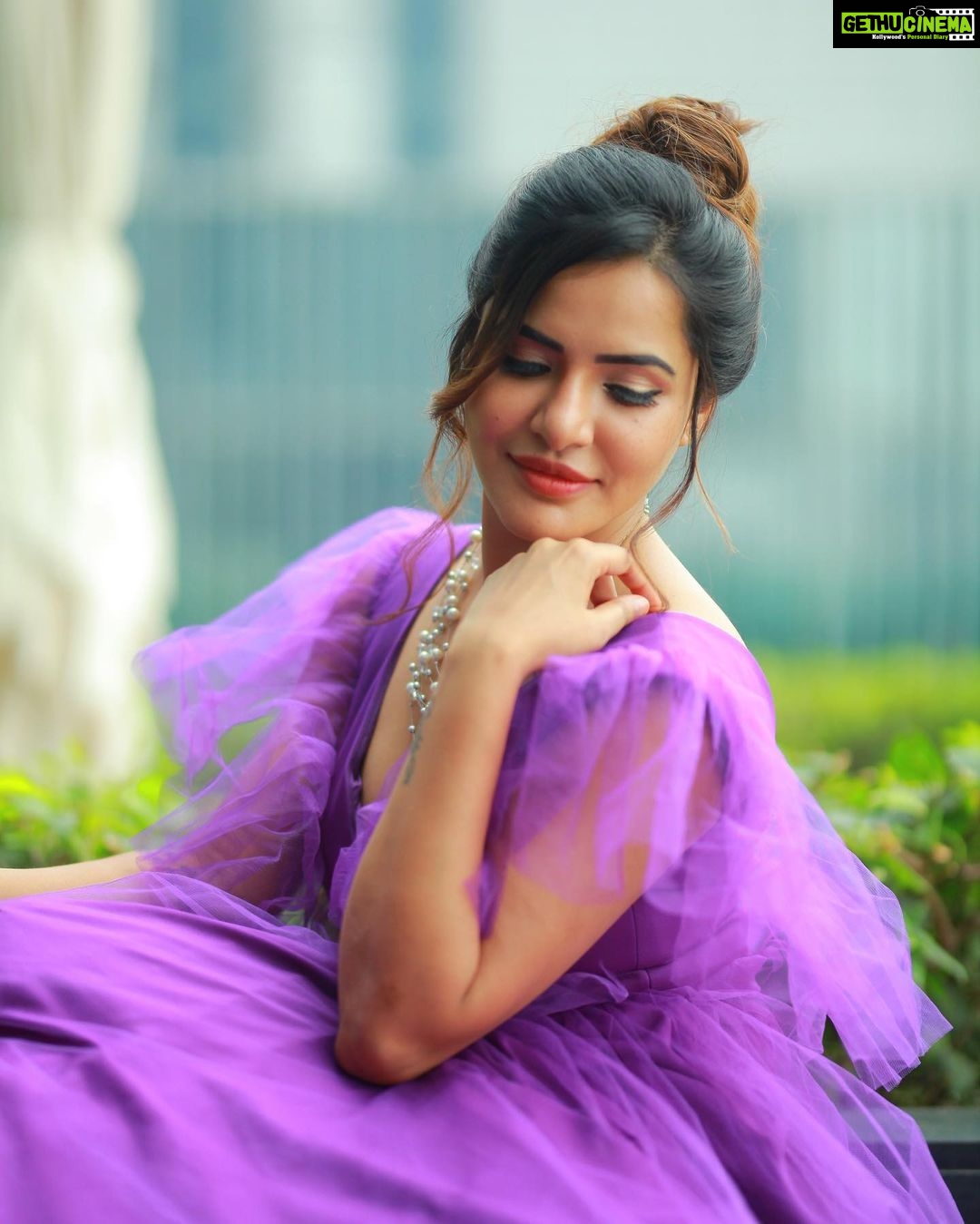 Ashu Reddy Instagram - Ecstatically peaceful 💗🤗 #ashureddy #photooftheday @hairstylistravi @jahnavivarmalabel @naveen_photography_official 👹
