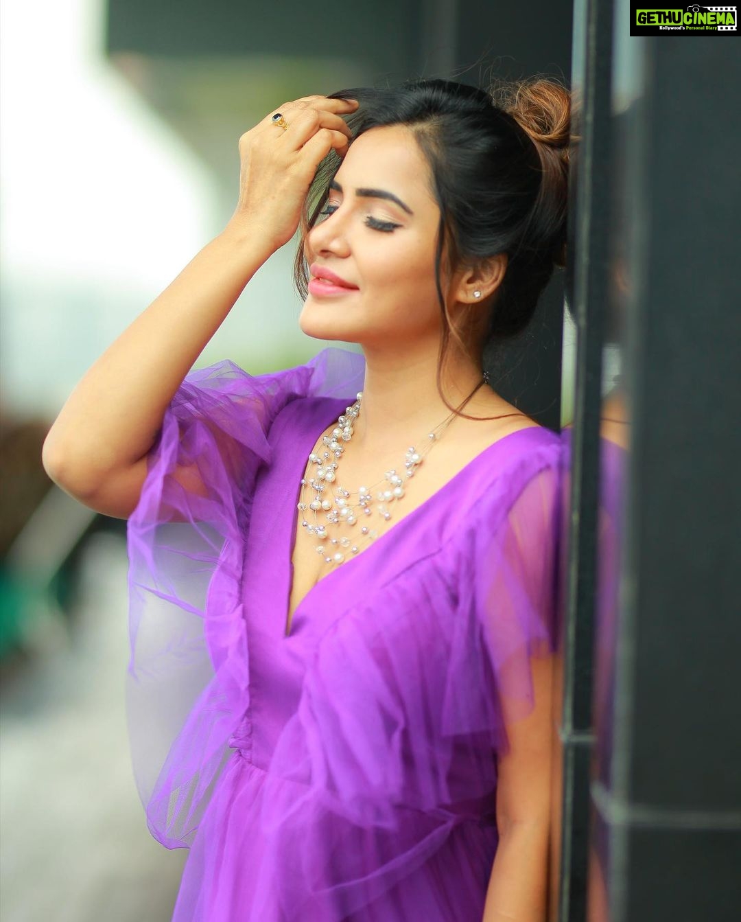 Ashu Reddy Instagram - Ecstatically peaceful 💗🤗 #ashureddy #photooftheday @hairstylistravi @jahnavivarmalabel @naveen_photography_official 👹