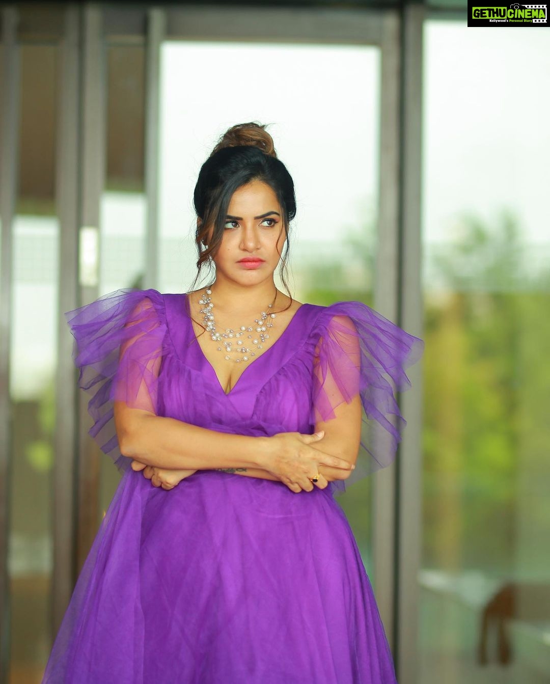 Ashu Reddy Instagram - Ecstatically peaceful 💗🤗 #ashureddy #photooftheday @hairstylistravi @jahnavivarmalabel @naveen_photography_official 👹