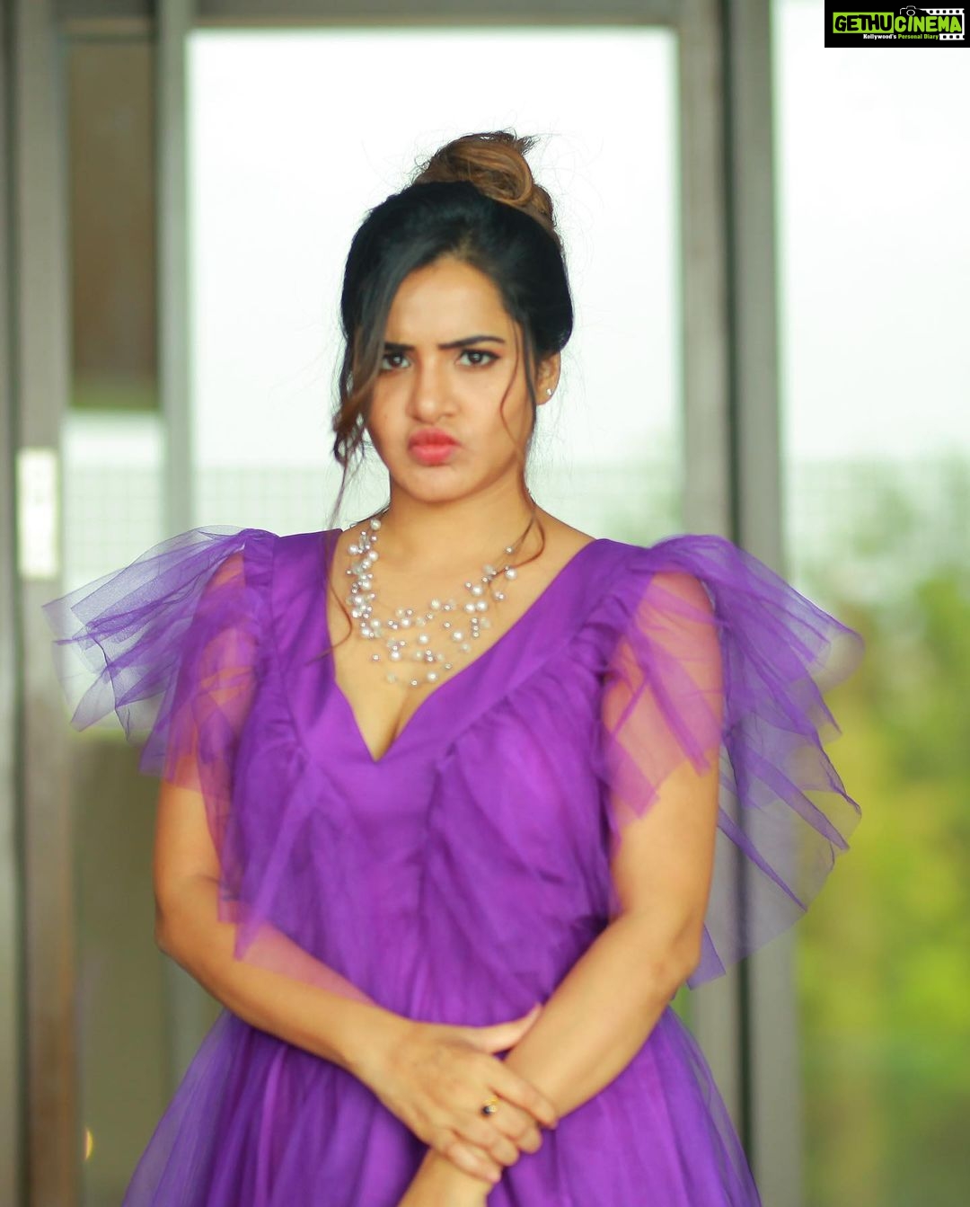 Ashu Reddy Instagram - Ecstatically peaceful 💗🤗 #ashureddy #photooftheday @hairstylistravi @jahnavivarmalabel @naveen_photography_official 👹